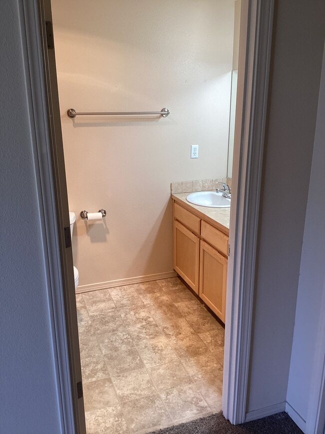 Building Photo - 1335-1335 NE Del Norte Ave