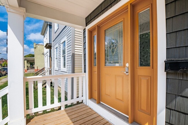 Building Photo - Stunning Renovation on the Near East Side!