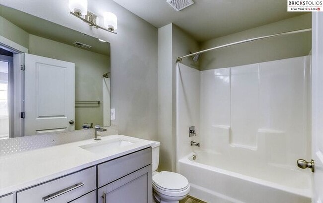 Building Photo - Banyan Grove, Bremerton: Charming 4-Bedroo...