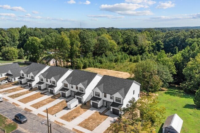 Building Photo - Salisbury Townhome w/ Garage