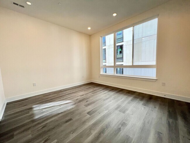 Building Photo - 1115 N American St