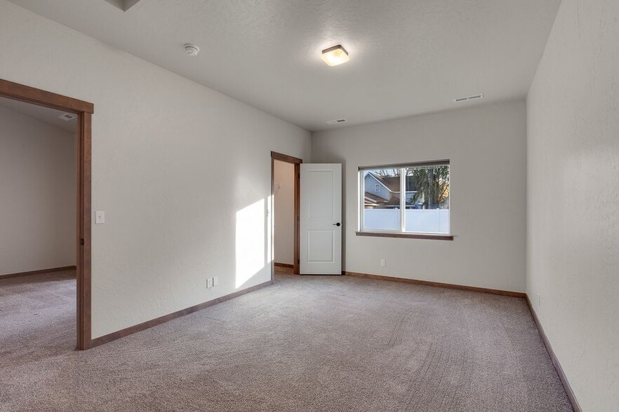 Building Photo - 408 W Davidson Ave