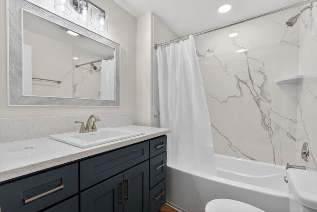 Building Photo - Updated 4BD Lake Oswego Home - Prime Location