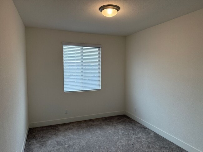 Building Photo - Lovely 4 Bedroom Home With Easy Landscaping And Beautiful Interior