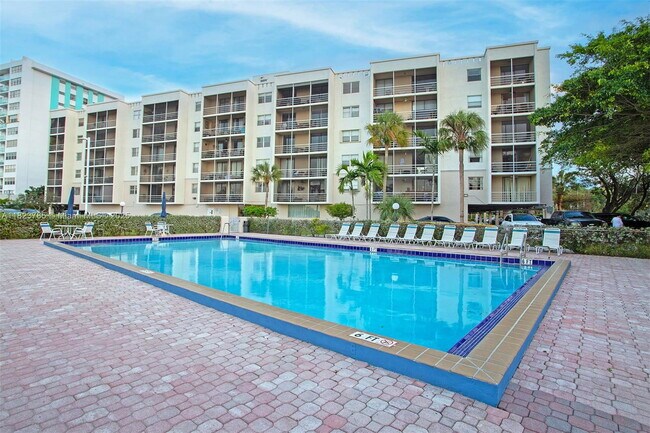 Building Photo - 2128 N Miami Beach Blvd