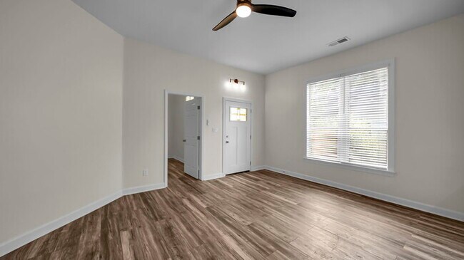Building Photo - Newly Renovated Rental Home