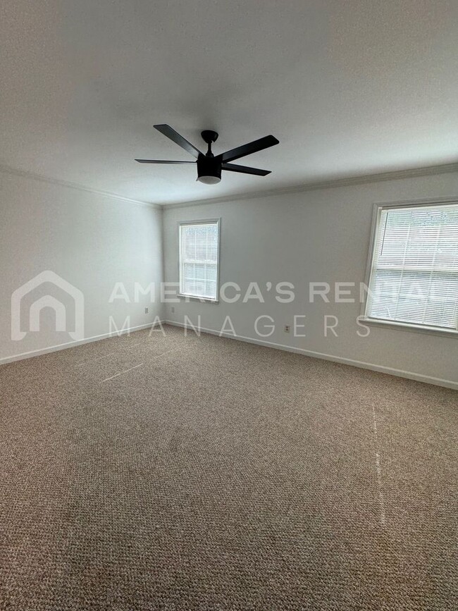 Building Photo - Home available in Homewood! Available to V...