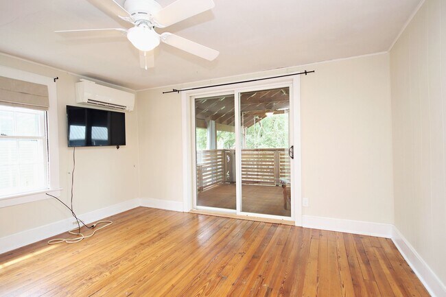 Building Photo - Charming Dog-Friendly Belmont Home