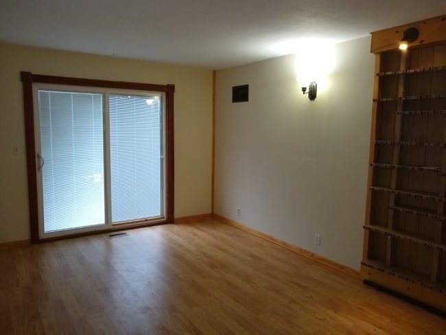 Building Photo - 664 E 12th St