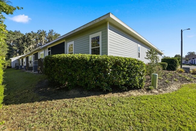 Building Photo - Villas of West 3Bed/2Bath End Unit