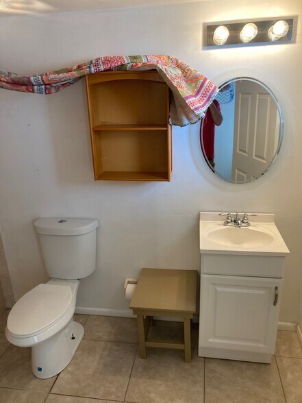 Visitors full bathroom - 2131 NW Lakeview Dr