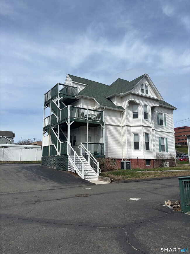Building Photo - 26 Hart St