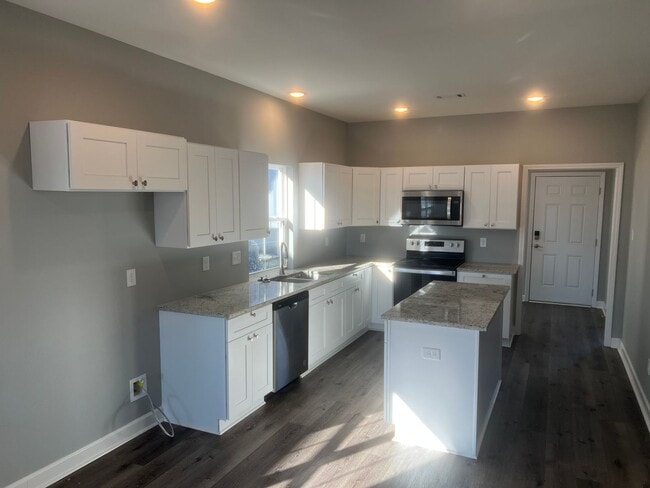 Building Photo - 3 Bed 3 Bath Home