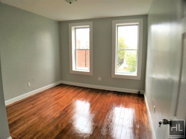 Building Photo - NEWLY RENOVATED 3.5  BEDROOMS/1.5 BATHS  P...