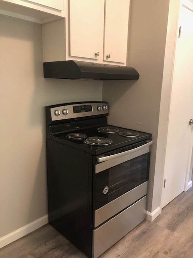 Building Photo - Renovated 4 Bedroom 2 Bath Home for Rent!!