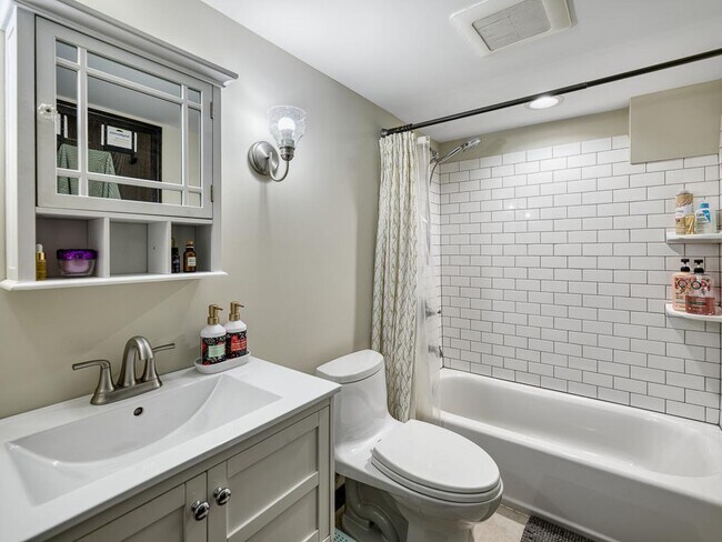 Building Photo - 43xx E Lake Harriet Blvd