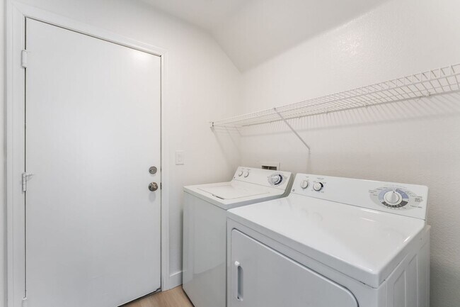 Building Photo - Modern Elegance Meets Spacious Comfort in a Unique Layout!