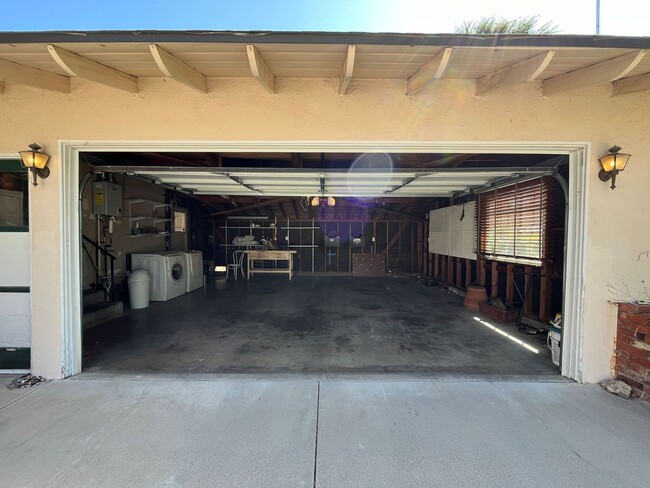 Building Photo - Canoga Park 3BR w/pool + great backyard, o...