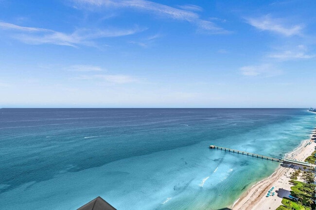 Building Photo - 17121 Collins Ave