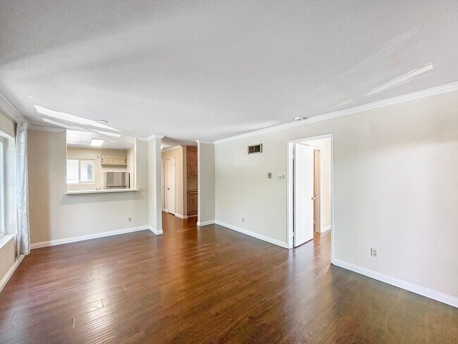 Building Photo - Modern Second-Story 2B/2BA in the Heart of...