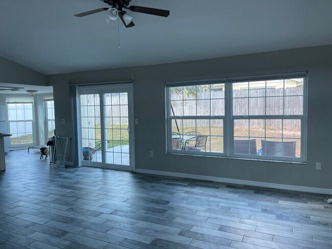 Open floor plan with cathedral ceiling and sliding doors to the back yard - 6149 Staunton Dr