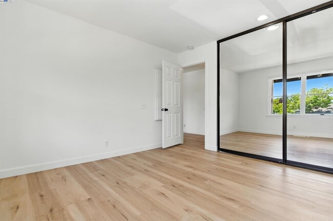 Building Photo - 560 Centre Ct