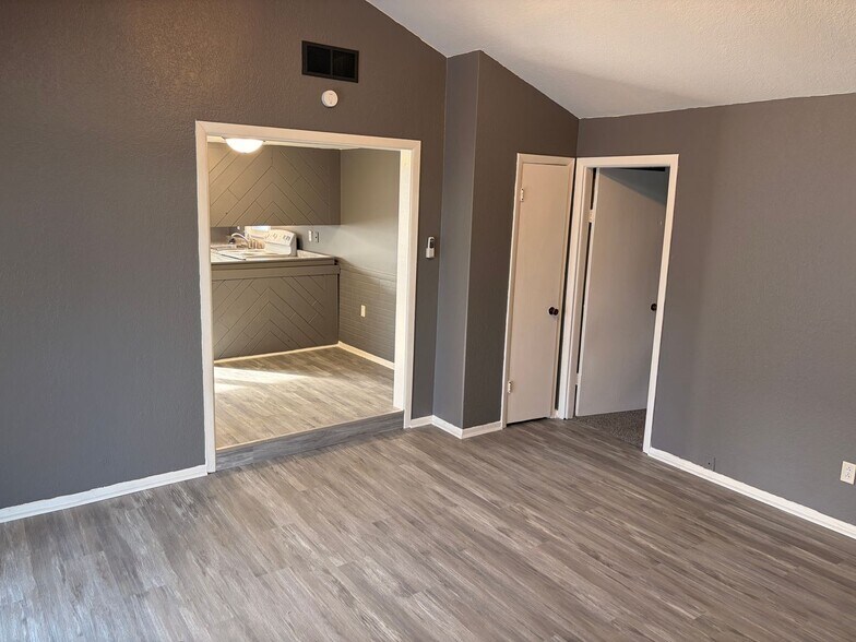 Building Photo - 104 W Bennett St