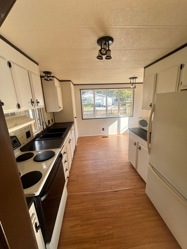 Building Photo - Adorable 2 Bedroom House for Rent in Maple...