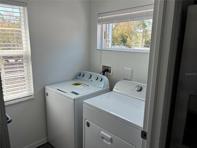 Building Photo - 2651 Bayside Dr S