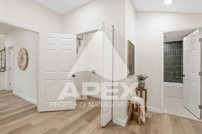 Building Photo - Stunning 4 Bd -3 Ba Single Family Home in ...