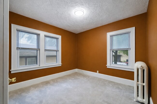 Building Photo - 6 Bedroom House Available Near Concordia University!