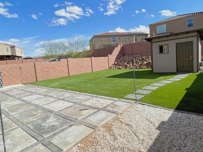 Building Photo - 866 E Artesia Pl