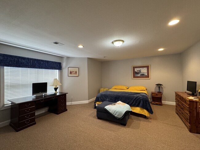 Building Photo - 206 Wewoka Trce