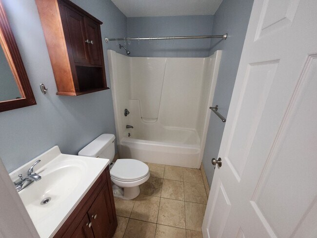 Building Photo - Bi Level Rehabbed 2 Bd 2 Bath With Laundry...