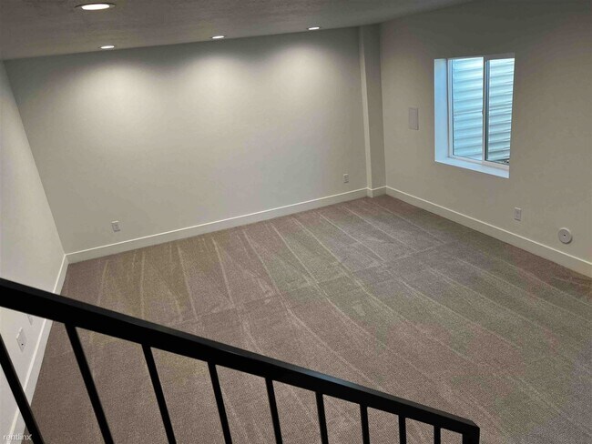 Building Photo - 4 br, 3.5 bath Townhome - 2021 South Sawmi...