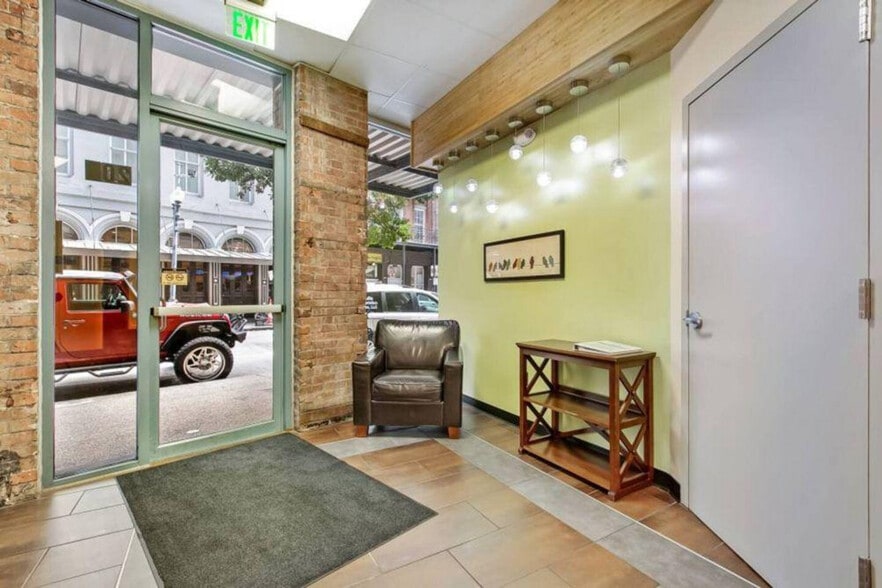 Building Photo - 201 Magazine St