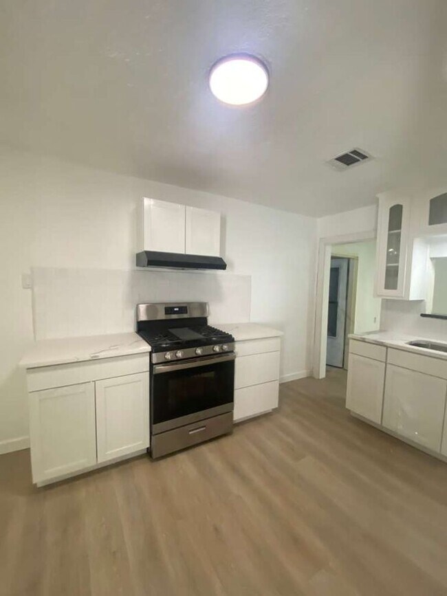 Building Photo - BEAUTIFUL HOME IN HOUSTON. MOVE IN READY!.