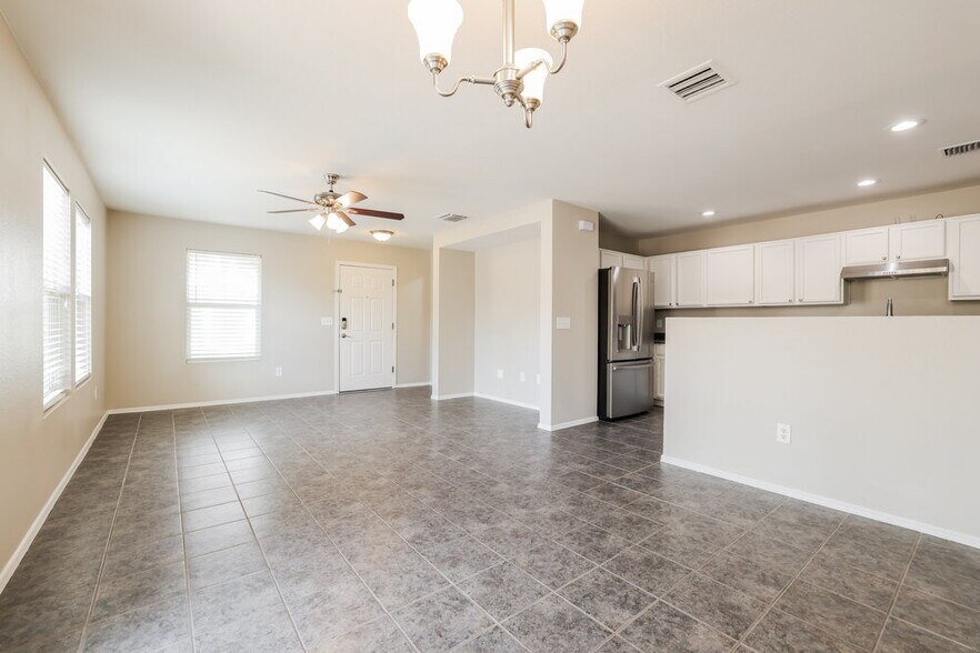 Building Photo - 2716 N Saramano Ln