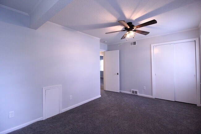 Building Photo - October FREE On This 3 Bedroom 2 Bath Home...