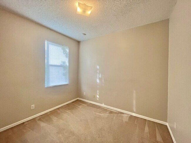 Building Photo - Spacious 4-Bedroom, 2-Bathroom Home for Re...