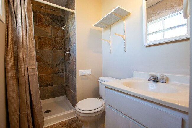Building Photo - 3 Bedroom / 2 Bath Home in Millard!