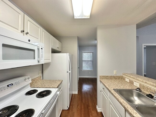 Building Photo - 3 Bedroom 2 Bath Duplex at Mansion Creek in Tyler! 1/2 off first full months rent