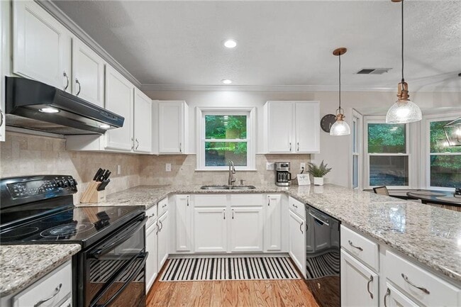Building Photo - 10965 Pinehigh Dr