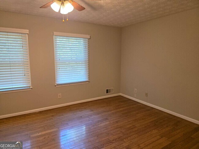 Building Photo - 1695 Underwood Dr SE