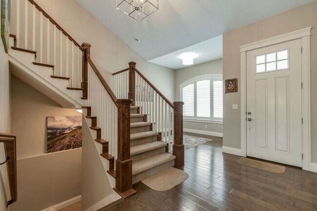 Building Photo - Upmarket Townhouse in Sought After Holladay City