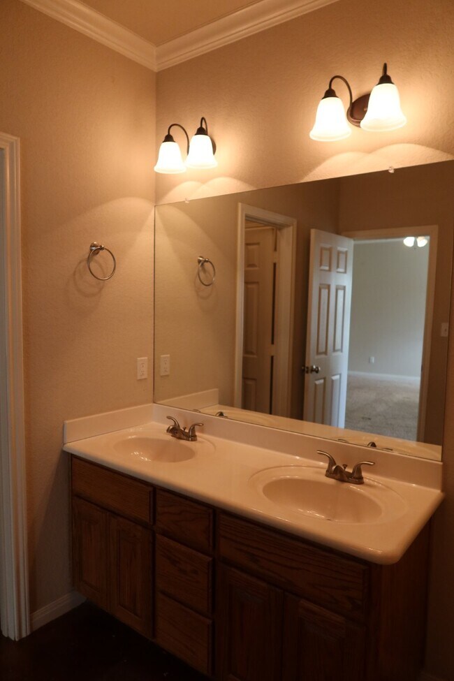 Building Photo - Charming 3-Bedroom Home with 2 Full Baths in Waco, TX - Perfect for Your Family!