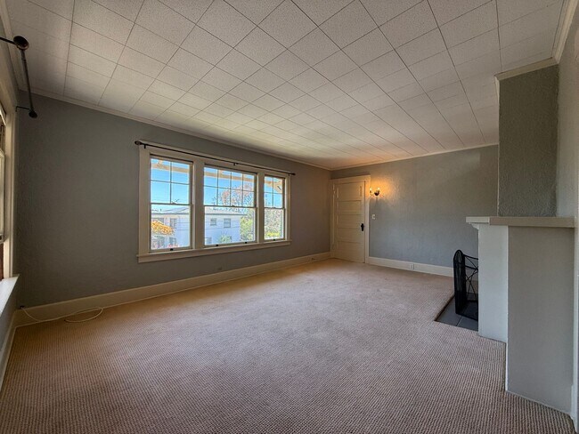 Building Photo - Fabulous Bankers Hill location 3 Bedroom Top-floor duplex unit
