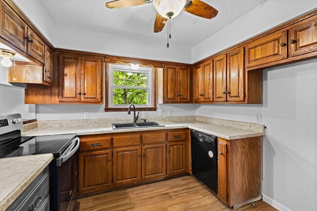 Building Photo - 16 acre farm property recently renovated!