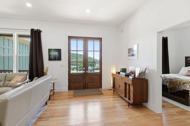 Building Photo - Fully Furnished Ranch-Style Rental 3 Bedroom 2.5 Bath