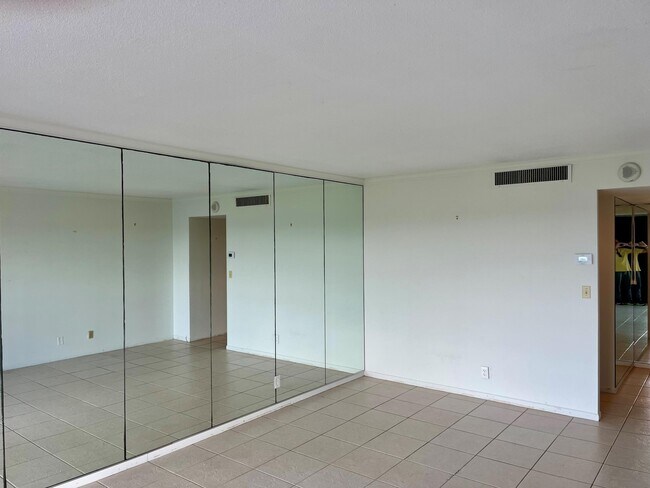 Building Photo - 2600 N Flagler Dr